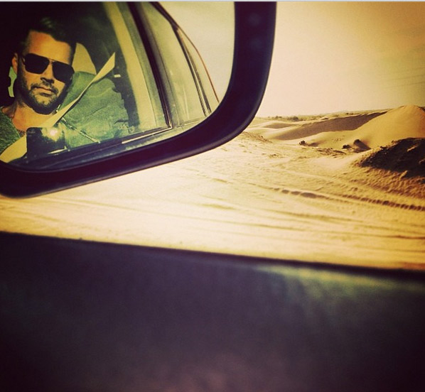 Ricky Martin explora o deserto dos Emirados Árabes