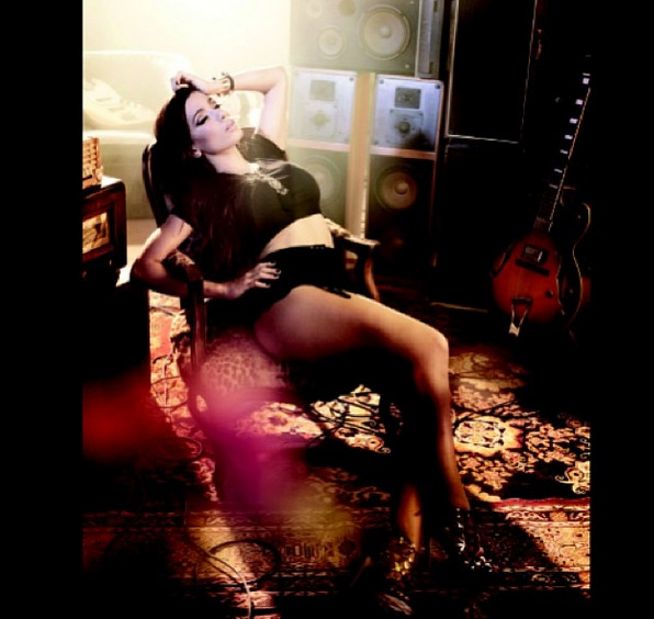 Anitta sensualiza para campanha da sua coleção de roupas