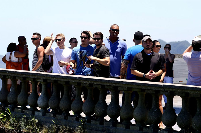 Astro de Revenge, Joshua Bowman visita o Cristo Redentor