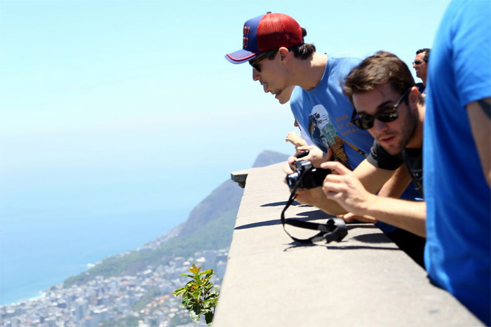 Astro de Revenge, Joshua Bowman visita o Cristo Redentor