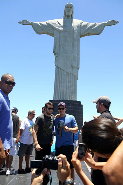 Astro de Revenge, Joshua Bowman visita o Cristo Redentor