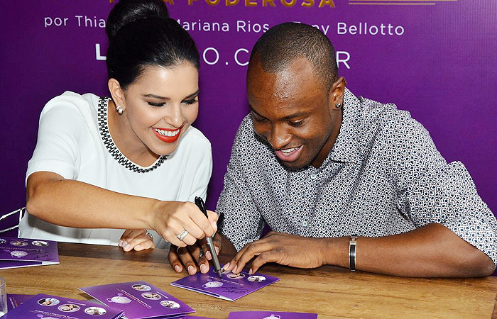 Mariana Rios e Thiaguinho fazem tarde de autógrafos em São Paulo