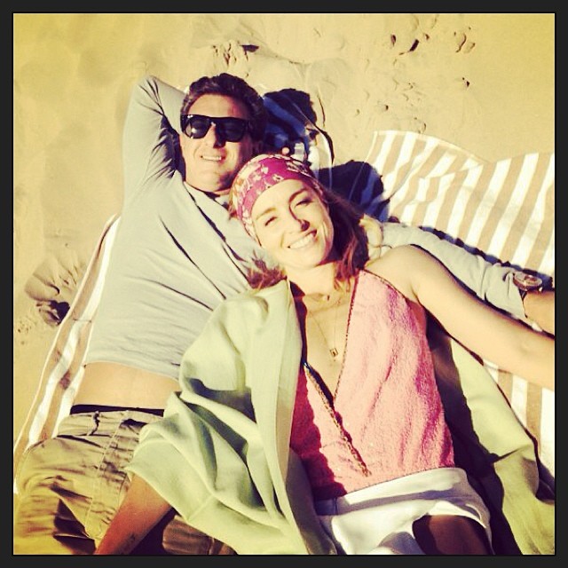 Angélica e Luciano Huck curtem praia em clima de romance