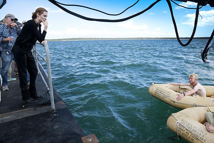 Angelina Jolie dirige cenas de seu novo filme em alto mar