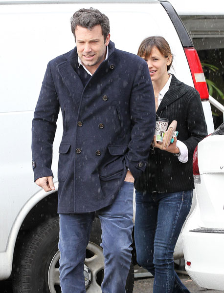 Ben Affleck e Jennifer Garner enfrentam chuva para comprar café