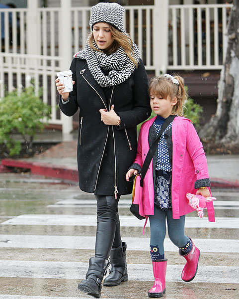 Jessica Alba passeia estilosa com a filha mais velha por Los Angeles