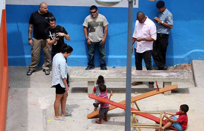 Joshua Bowman visita o Morro Dona Marta, no Rio 