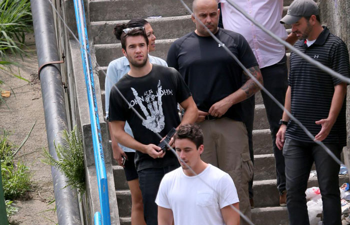 Joshua Bowman visita o Morro Dona Marta, no Rio 