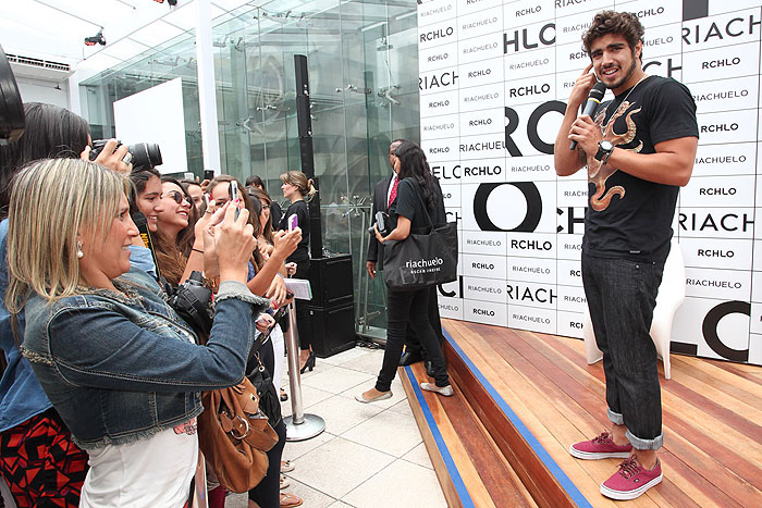 Caio Castro agita a Rua Oscar Freire, em SP