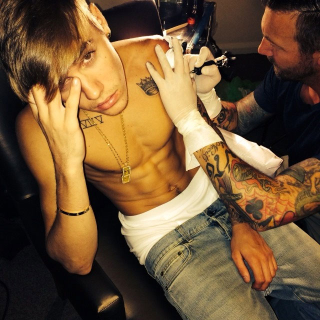 Justin Bieber faz nova tatuagem e mostra no Instagram