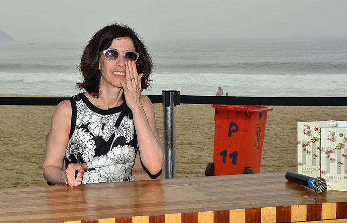 Fernanda Torres lança seu livro em quiosque da praia de Copacabana