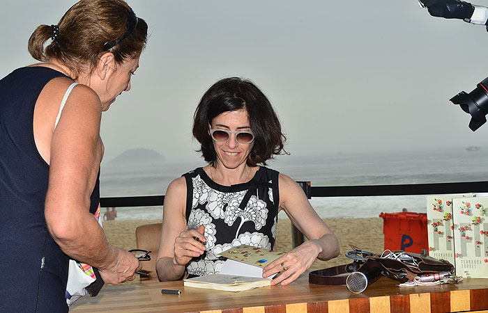 Fernanda Torres lança seu livro em quiosque da praia de Copacabana