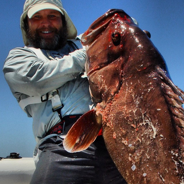 Antônio Calloni exibe peixe gigante que pescou