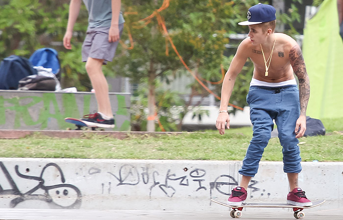 Justin Bieber arrepia nas manobras em rampa de skate, em Sidney