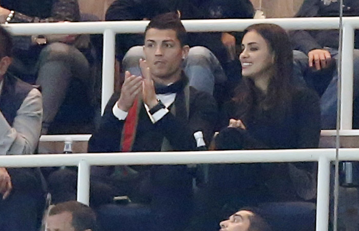 Cristiano Ronaldo assiste ao jogo do seu time com a namorada