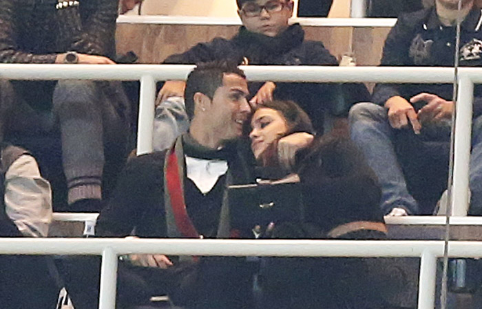 Cristiano Ronaldo assiste ao jogo do seu time com a namorada