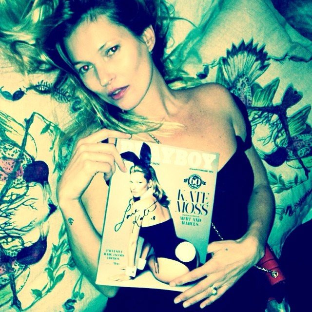 Kate Moss posa com a revista Playboy da qual é capa em mãos