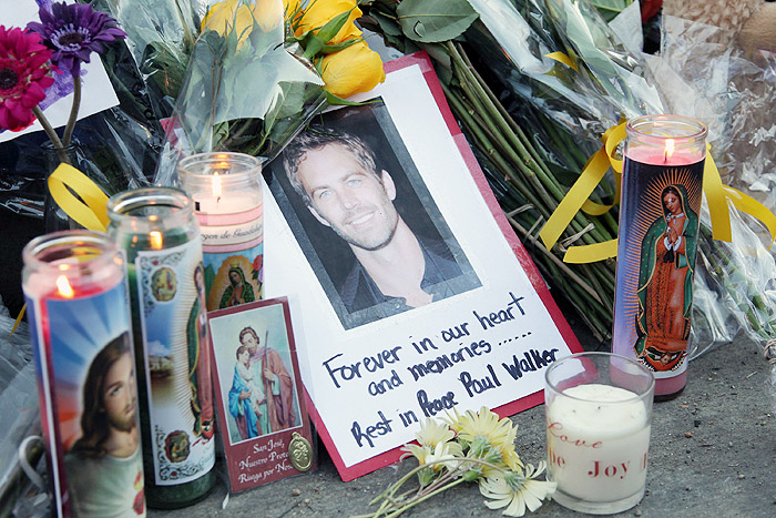 Fãs de Paul Walker fazem homenagem no local da morte do ator