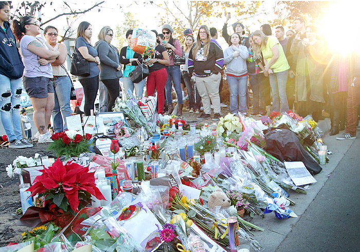 Fãs de Paul Walker fazem homenagem no local da morte do ator