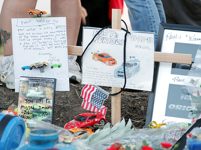 Fãs de Paul Walker fazem homenagem no local da morte do ator