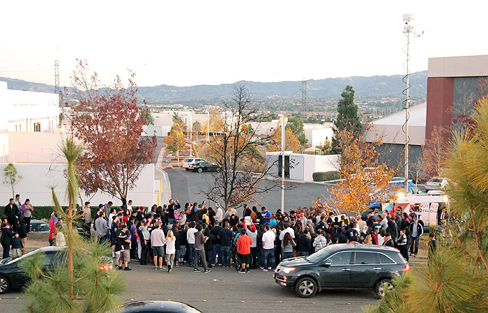 Fãs de Paul Walker fazem homenagem no local da morte do ator