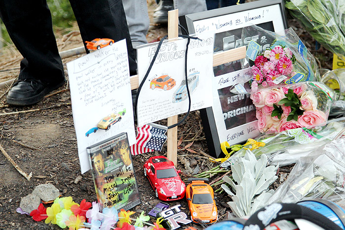 Fãs de Paul Walker fazem homenagem no local da morte do ator