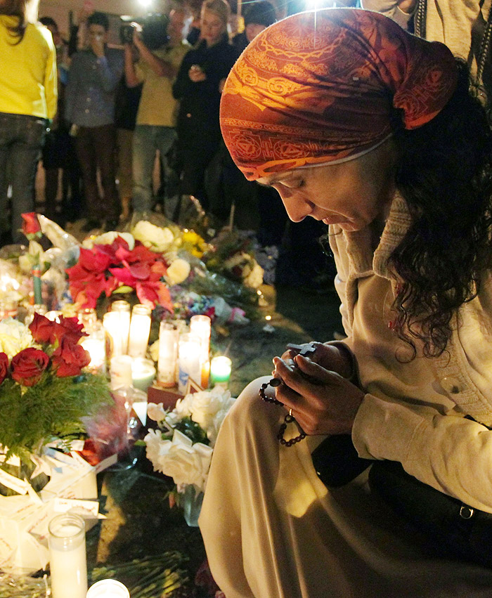 Fãs de Paul Walker fazem homenagem no local da morte do ator