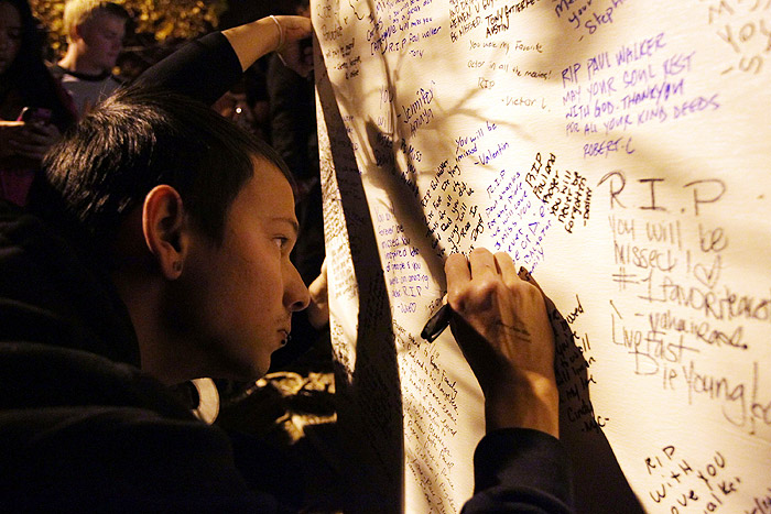 Fãs do Paul Walker fazem homenagem no local da morte do ator