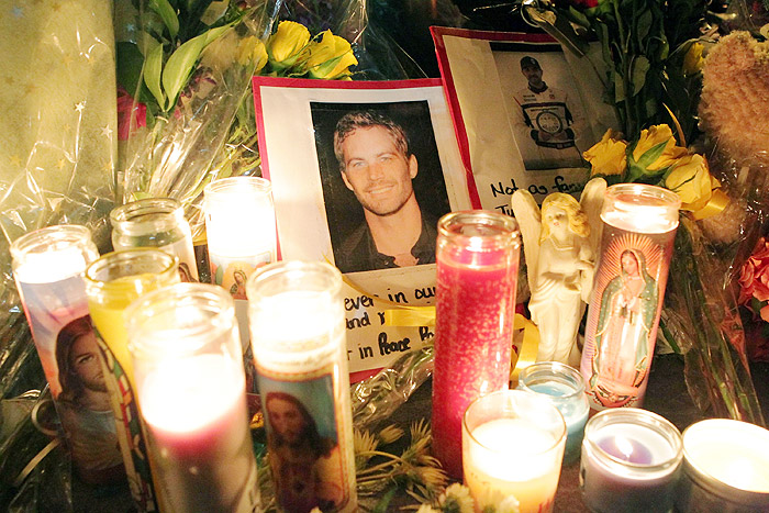 Fãs do Paul Walker fazem homenagem no local da morte do ator