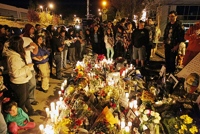 Fãs de Paul Walker fazem homenagem no local da morte do ator