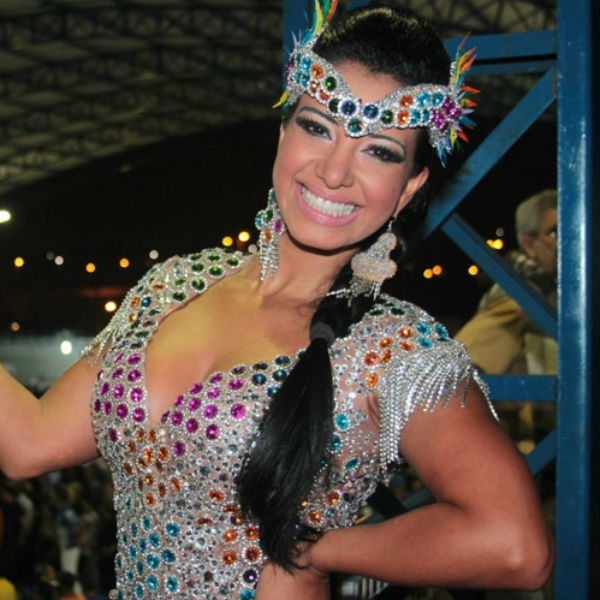 Para aquecer o clima de Carnaval, Cinthia Santos vai em festa da Águia de Ouro