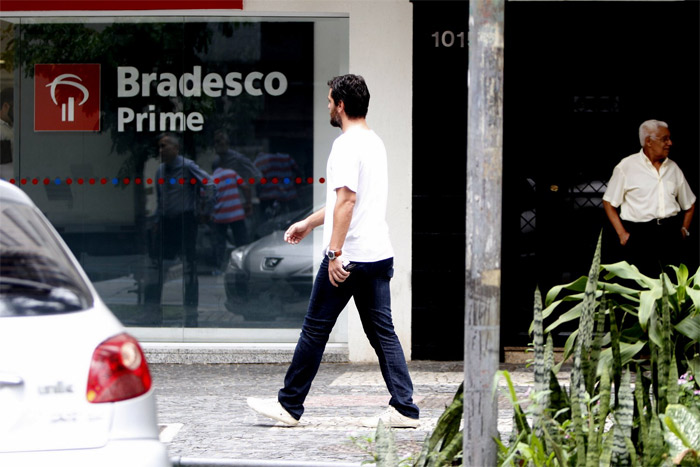 Rodrigo Lombardi encontra amiga durante caminhada 