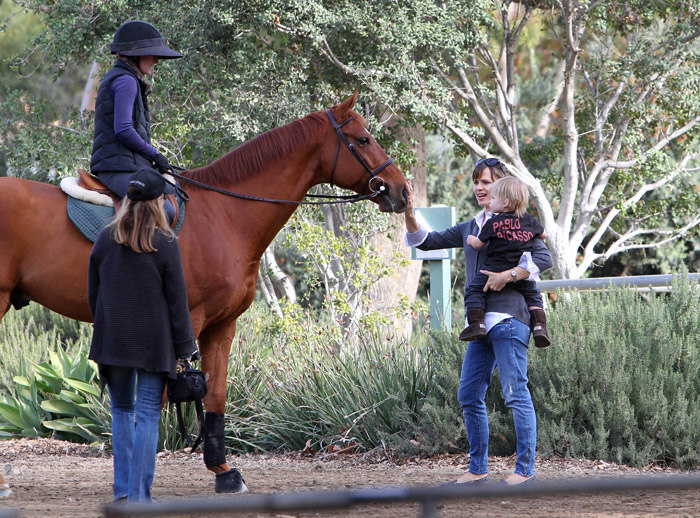 Jennifer Garner leva o filho para passear em uma hípica