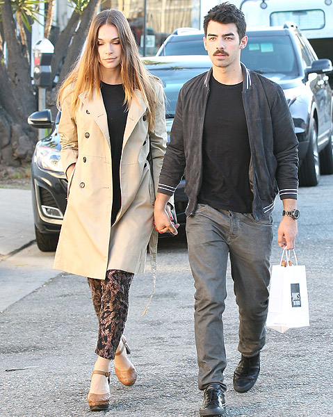 Joe Jonas exibe o bigodão durante passeio com a namorada