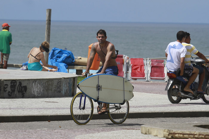 Juliano Cazarré domina as ondas em dia de surfe na praia