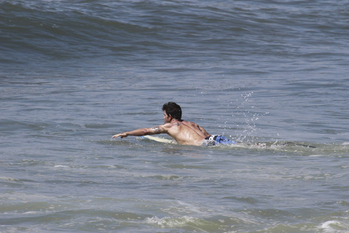 Juliano Cazarré domina as ondas em dia de surfe na praia