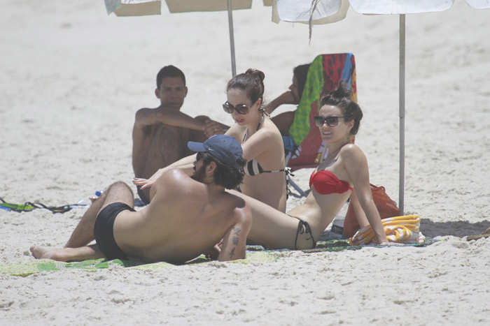 Bianca Bin curte praia com amigos na Barra da Tijuca