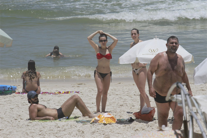 Bianca Bin curte praia com amigos na Barra da Tijuca