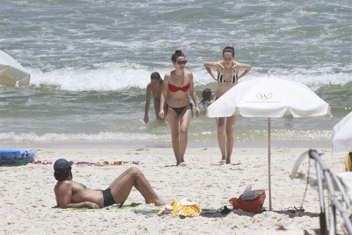 Bianca Bin curte praia com amigos na Barra da Tijuca