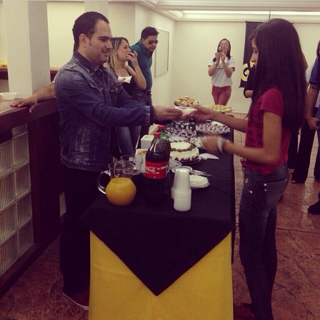 Luciano Camargo serve fã em evento da Rádio Gazeta