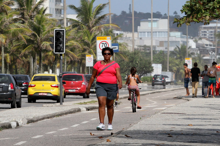 Cacau Protásio caminha pela orla da Barra da Tijuca