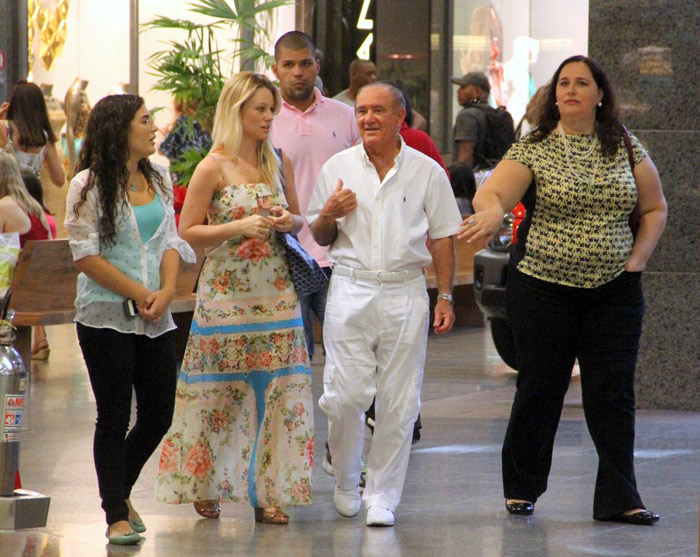 Renato Aragão faz compras em shopping do Rio