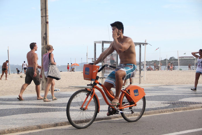 Ex-BBB Marcello passeia de bicicleta por Copacabana