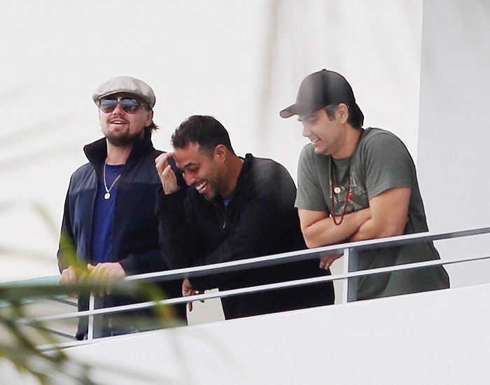 Leonardo DiCaprio se diverte com amigos em sacada de hotel em Miami