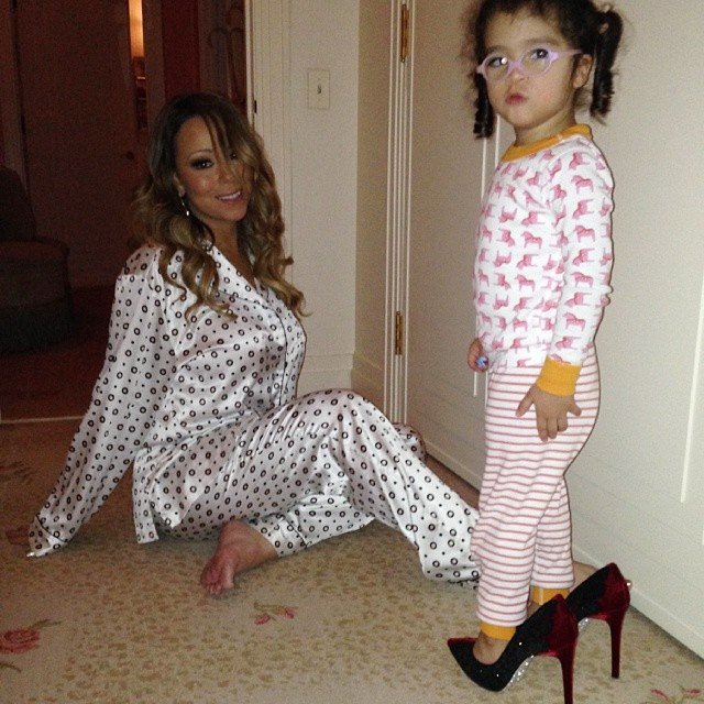  Filha de Mariah Carey coloca sapatos de salto alto da mãe em foto