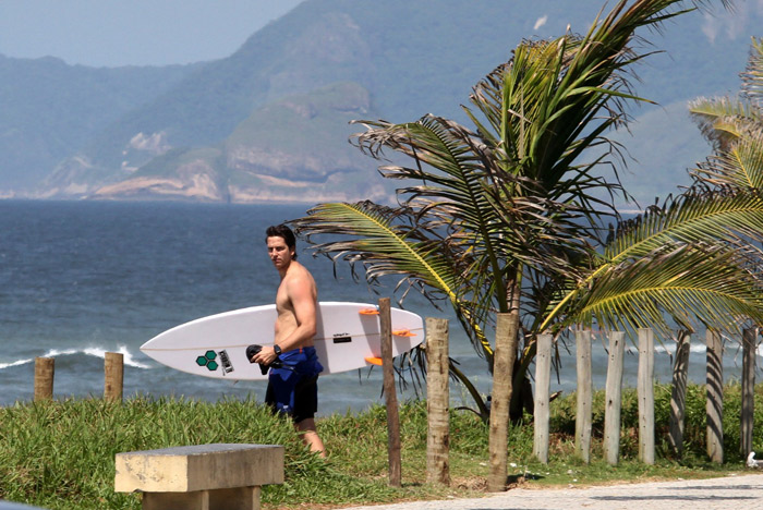  Vladimir Brichta mostra suas habilidades no surf na Barra da Tijuca