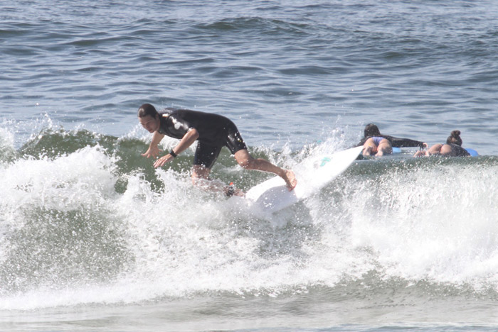  Vladimir Brichta mostra suas habilidades no surf na Barra da Tijuca