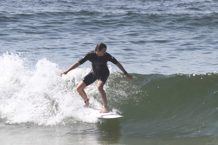  Vladimir Brichta mostra suas habilidades no surf na Barra da Tijuca