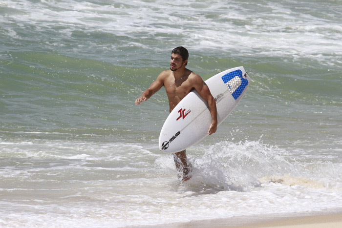 Caio Castro aproveita calor para surfar