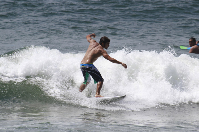 Caio Castro aproveita calor para surfar